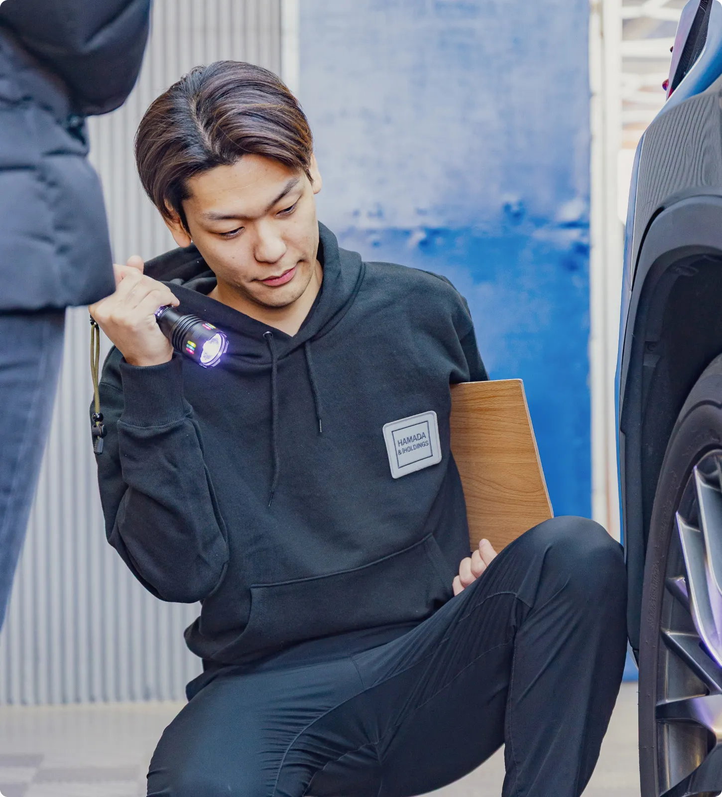 笑顔の男性がダンボールを持っている画像