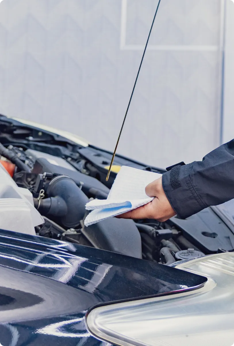 男性が車を運転している手元の画像