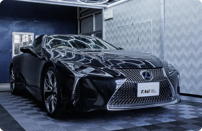 男性が接客をしている画像