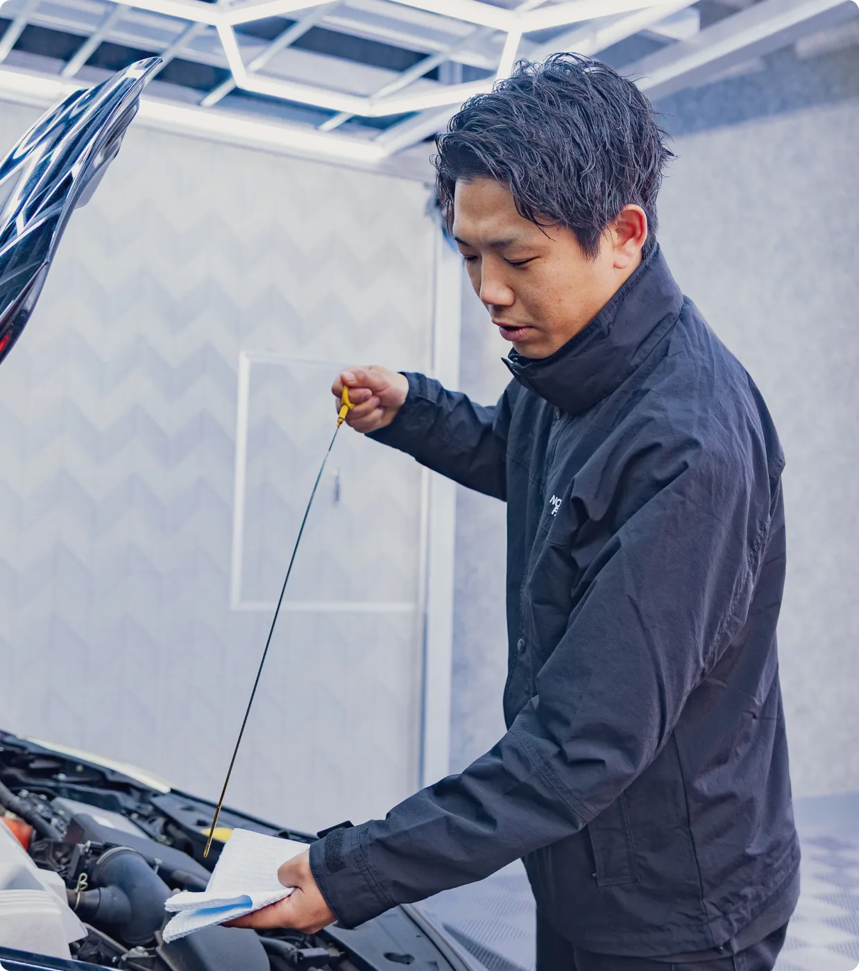 男性が車を運転している画像