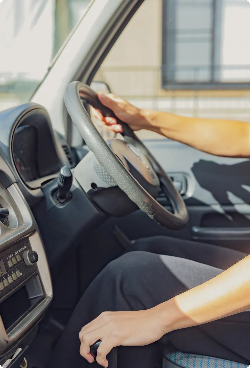 男性が車を運転している手元の画像