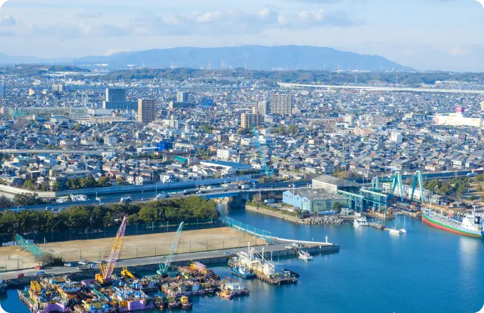 男性が接客をしている画像