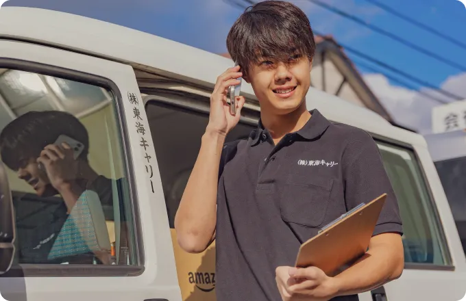 男性が車のオイルを確認している画像