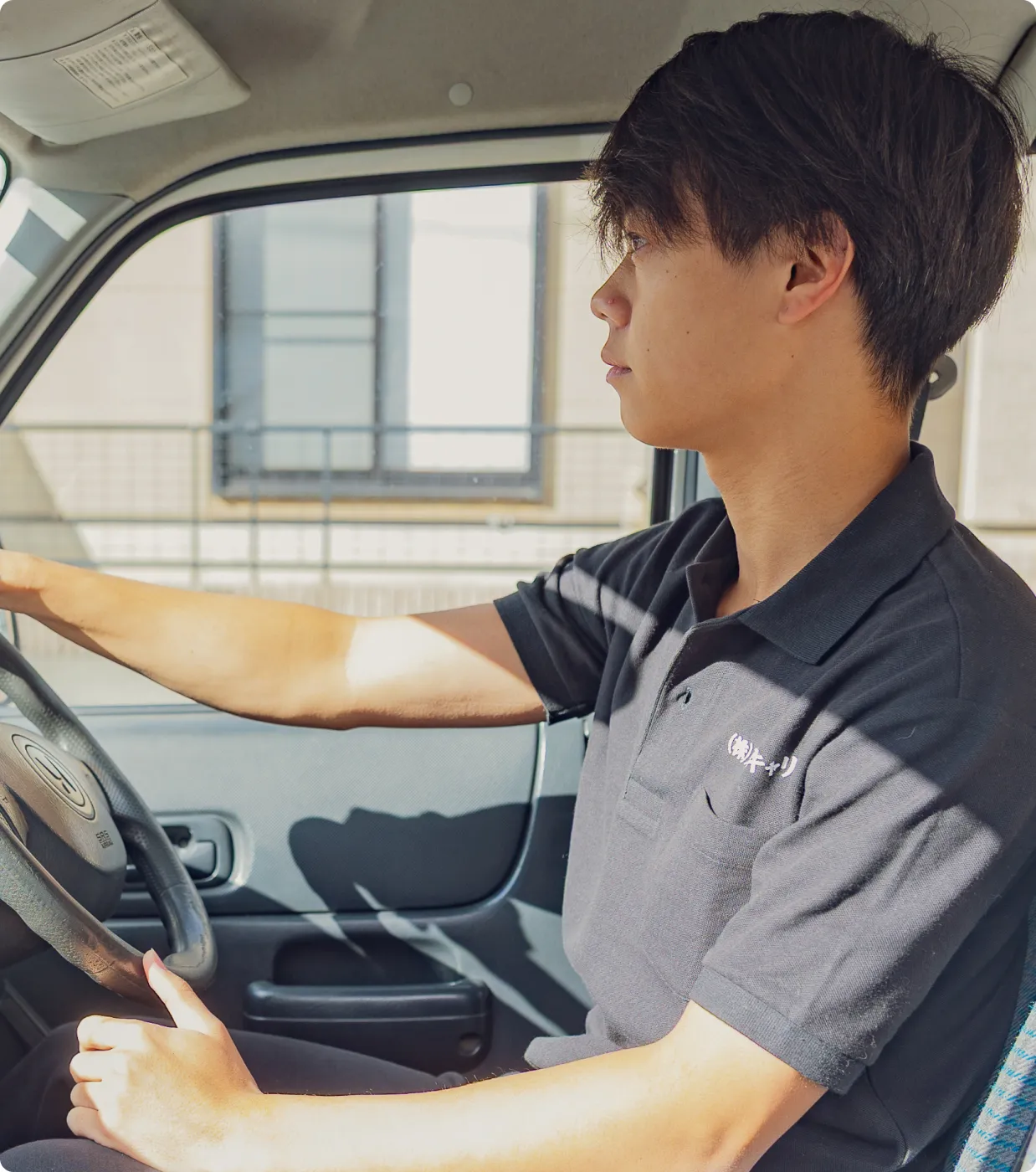 男性が車を運転している画像