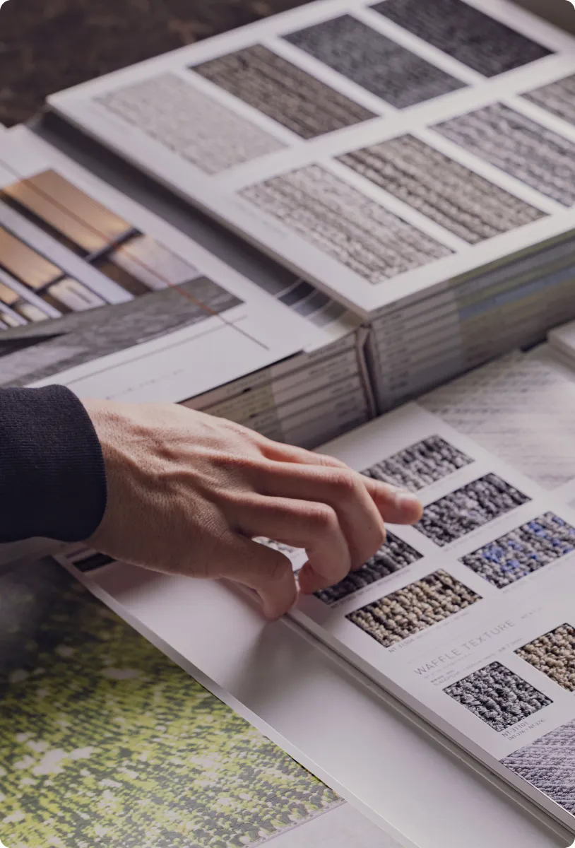 男性が車を運転している手元の画像