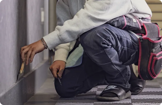 男性が接客をしている画像