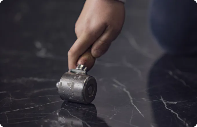 男性が車のオイルを確認している画像