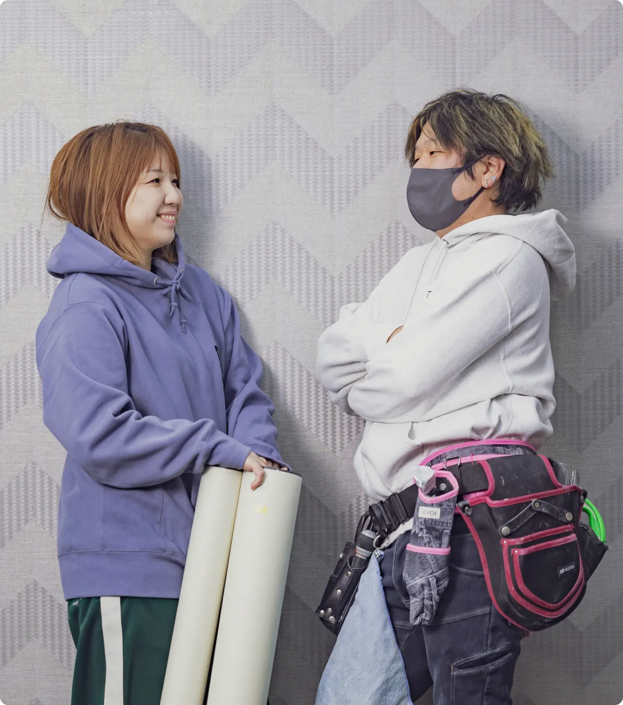 男性が車を運転している画像