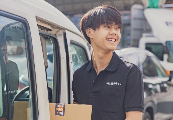 荷物を運んでいる男性の写真