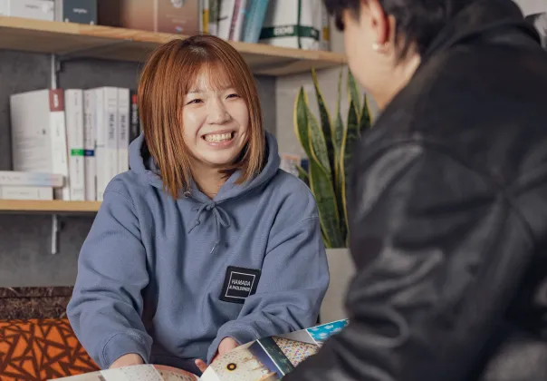 カタログを使って接客をしている女性の写真