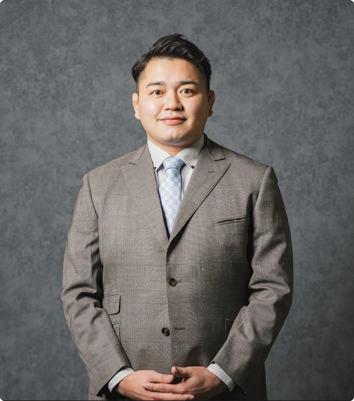 男性が車を運転している画像