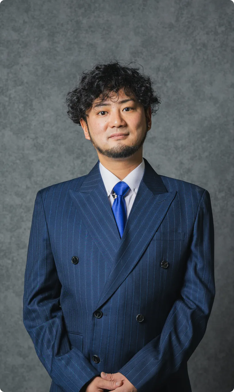 接客している男性の写真