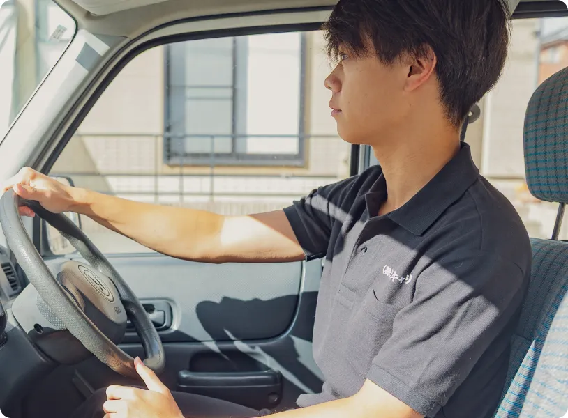 車を運転している男性の写真