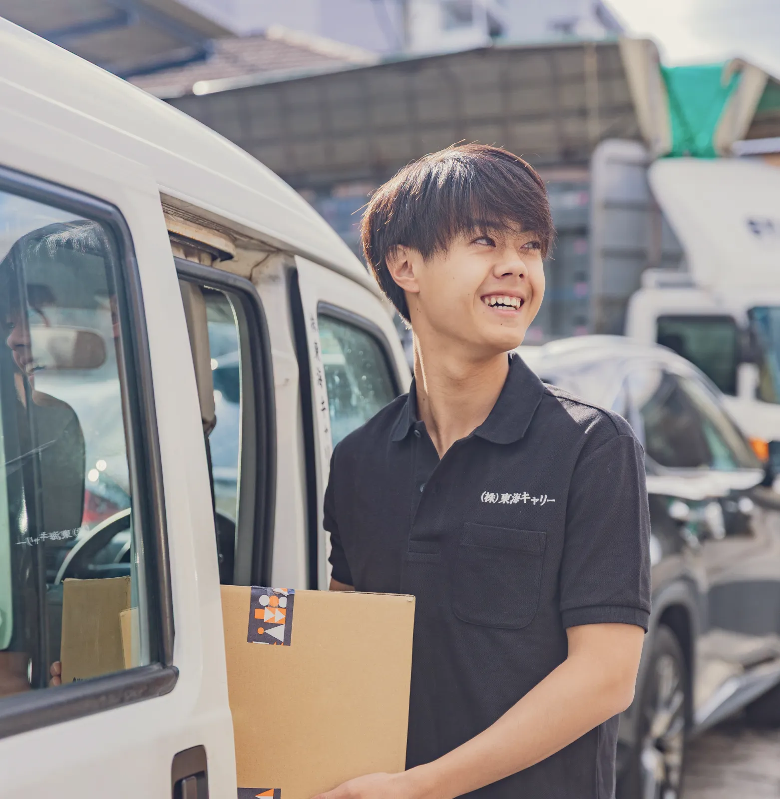 荷物を運んでいる男性の写真